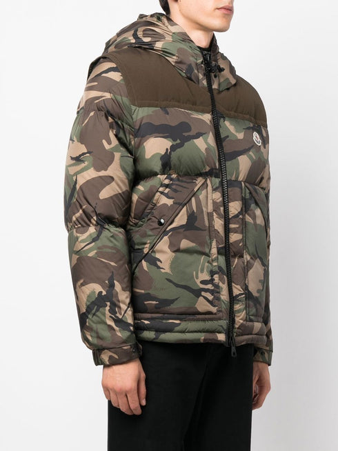 camouflage-print hooded puffer jacket