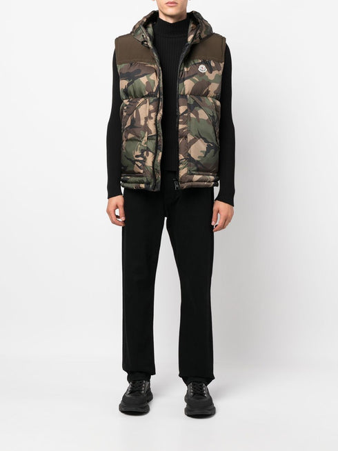 camouflage-print hooded puffer jacket