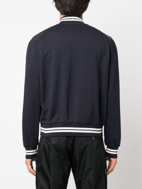 kurtka z pikowanym wzorem i naszywką z logo