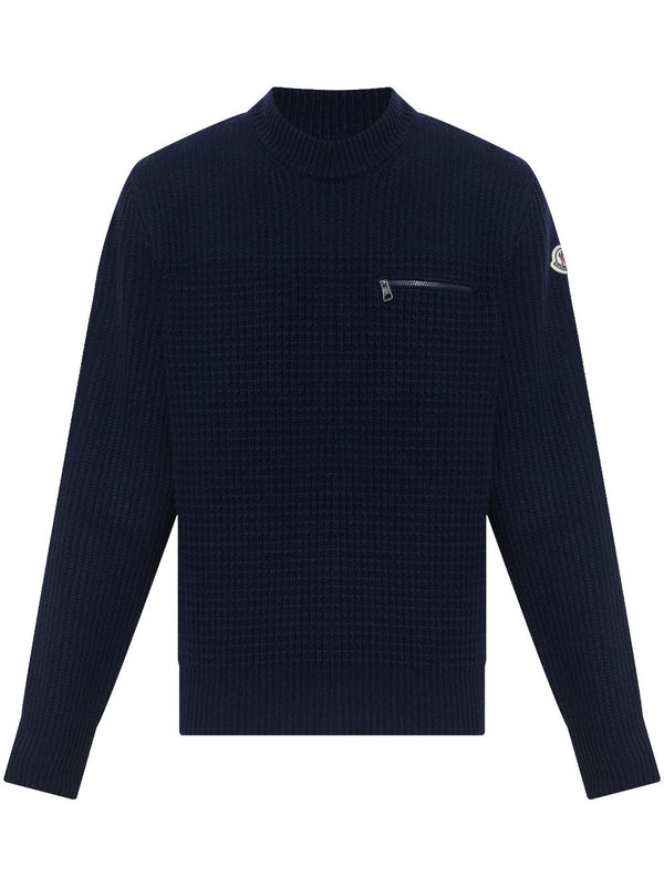 sweter z aplikacją z logo