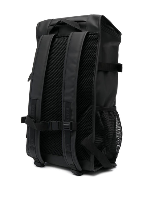 plecak z paskiem z logo i zapięciem na klamrę