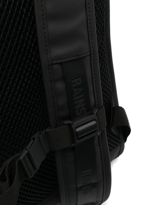 plecak z paskiem z logo i zapięciem na klamrę