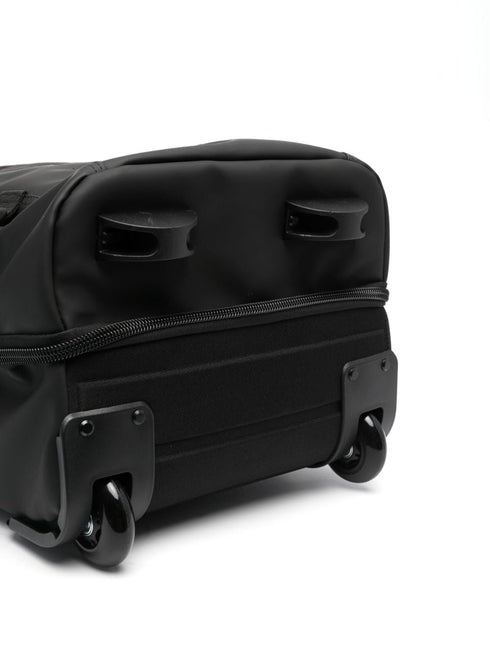 bagaż zapinany na suwak z nadrukowanym logo