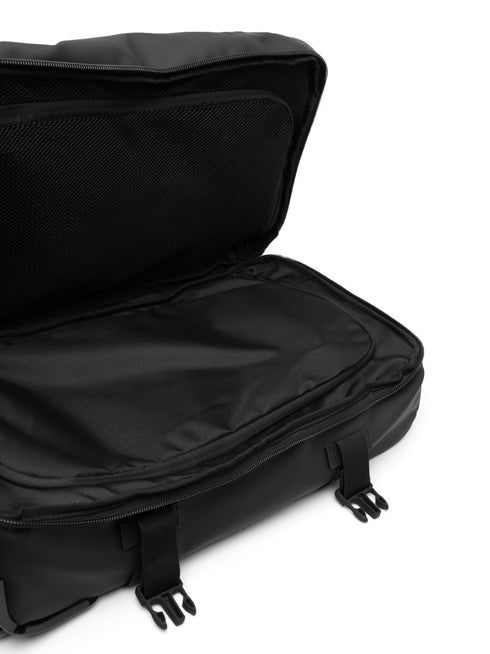 bagaż zapinany na suwak z nadrukowanym logo