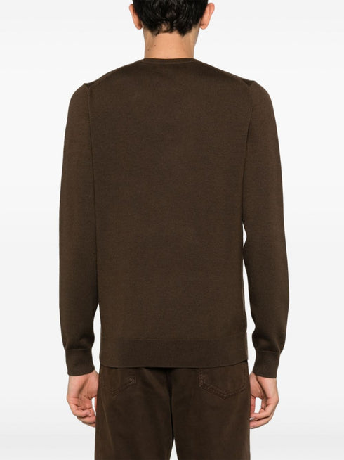 sweter z dzianiny z haftowanym logo