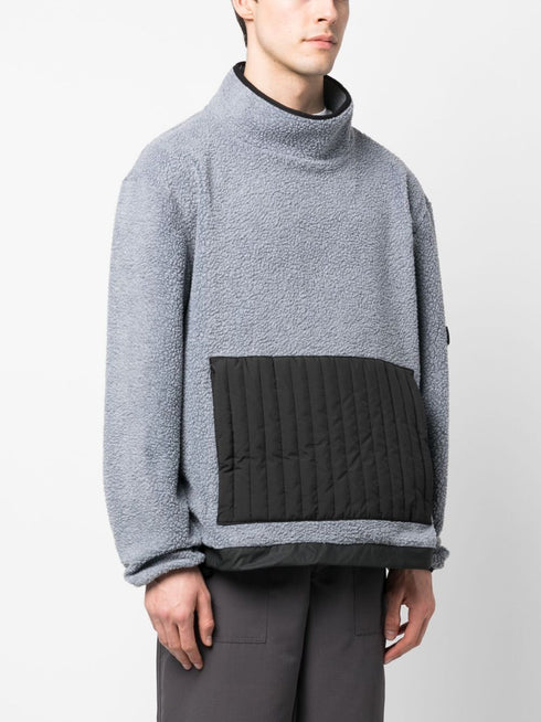 sweter z polaru z wysokim kołnierzem