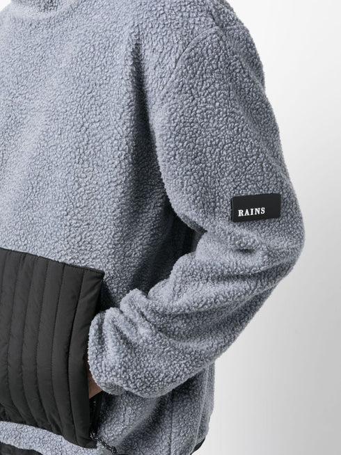 sweter z polaru z wysokim kołnierzem