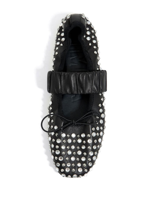 skórzane baleriny zdobione ćwiekami