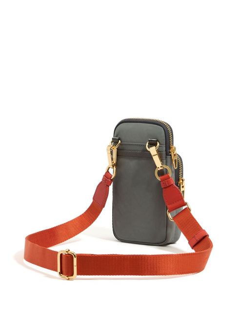 etui na telefon z logo i napisem