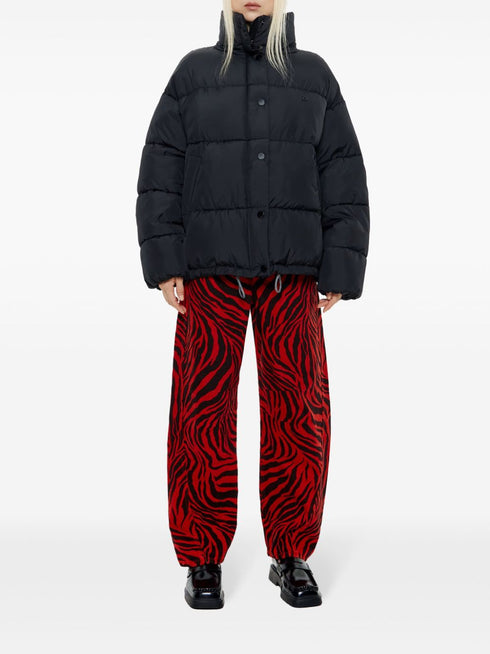 kurtka z tabliczką z logo