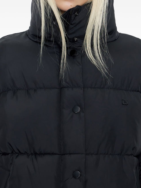 kurtka z tabliczką z logo