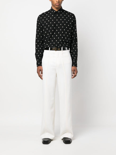 spodnie z prostymi nogawkami i ozdobnymi szwami