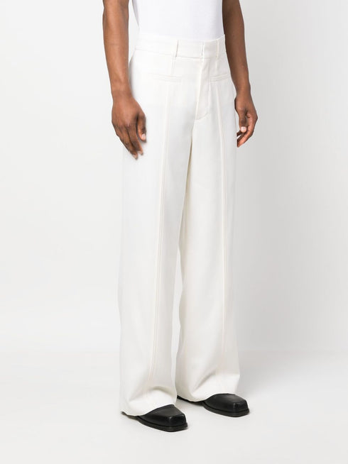 spodnie z prostymi nogawkami i ozdobnymi szwami