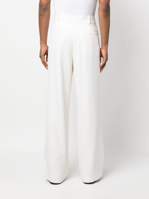 spodnie z prostymi nogawkami i ozdobnymi szwami