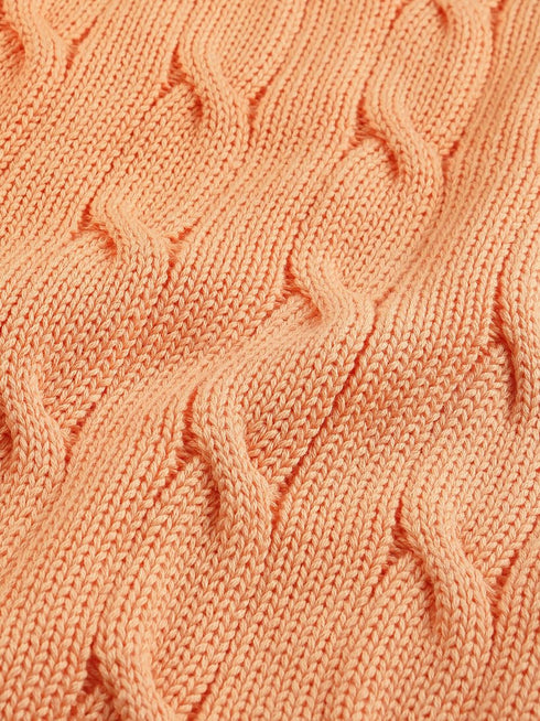 sweter z dzianiny warkoczowej z haftowanym logo